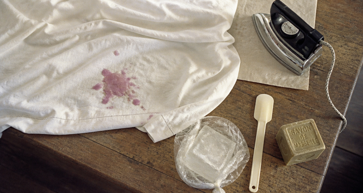 Enlever la cire de bougie : 3 méthodes naturelles pour sauver vos tissus et surfaces Astuce de grand-mère pour enlever la cire sur tissu et table