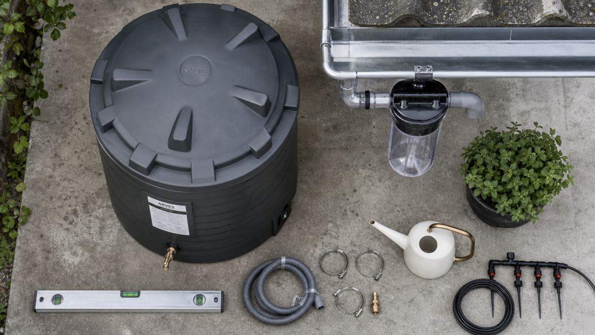 Récupérateur d’eau de pluie 300L : le choix malin pour un jardin autonome et compact Recuperateur eau de pluie 300l 300 L sur béton, raccord gouttière et goutte-à-goutte