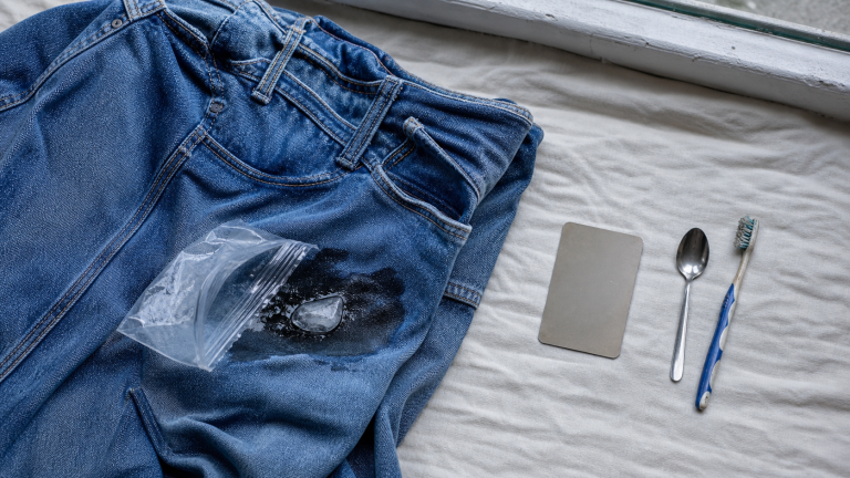 Comment enlever du chewing gum sur du tissu : méthode froid puis vinaigre chaud sur jean