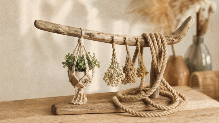 Idées déco bois flotté ambiance nature : penderie décorative en bois flotté