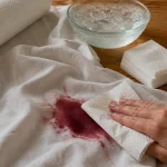 Comment enlever des taches de vin rouge : eau froide et gestes à éviter, 15 minutes.