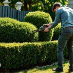 Apprenti paysagiste en formation sur un chantier d'espaces verts