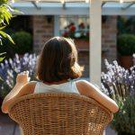 Coin détente aménagé dans un jardin privé