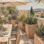 Comment aménager une terrasse exposée plein sud : parasol déporté, bacs et plantes