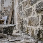 Rénovation maison en pierre : mur en pierre avec joints à la chaux et humidité
